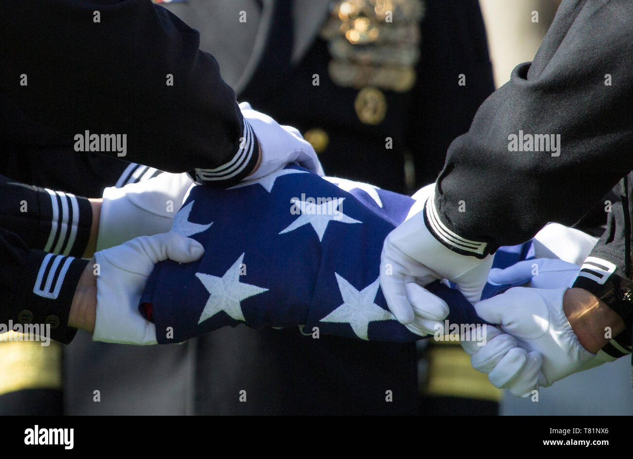 La piegatura della bandiera americana Foto Stock