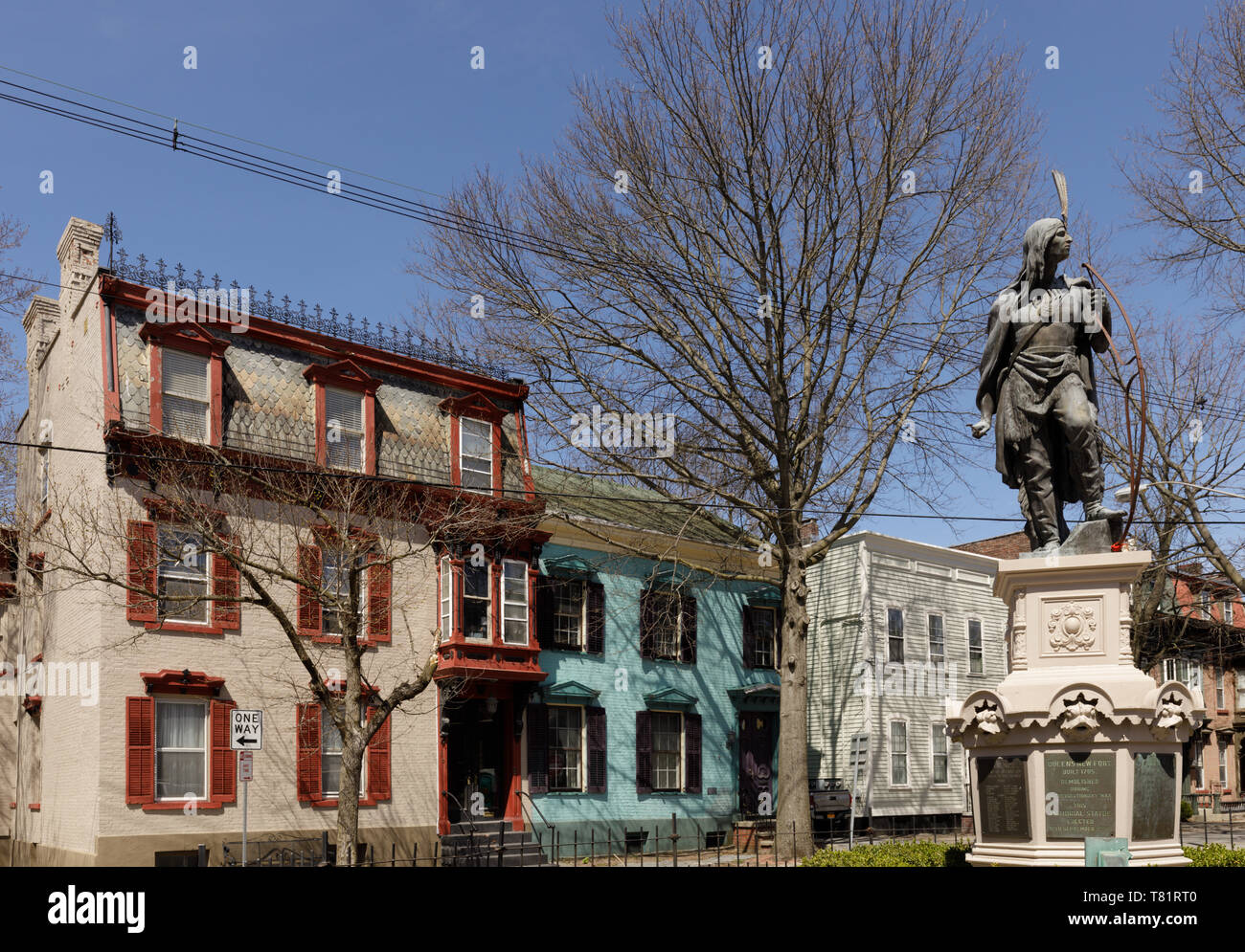 Lawrence indiano cristiana si pone al centro dello storico quartiere Stockade, Schenectady, New York. Foto Stock