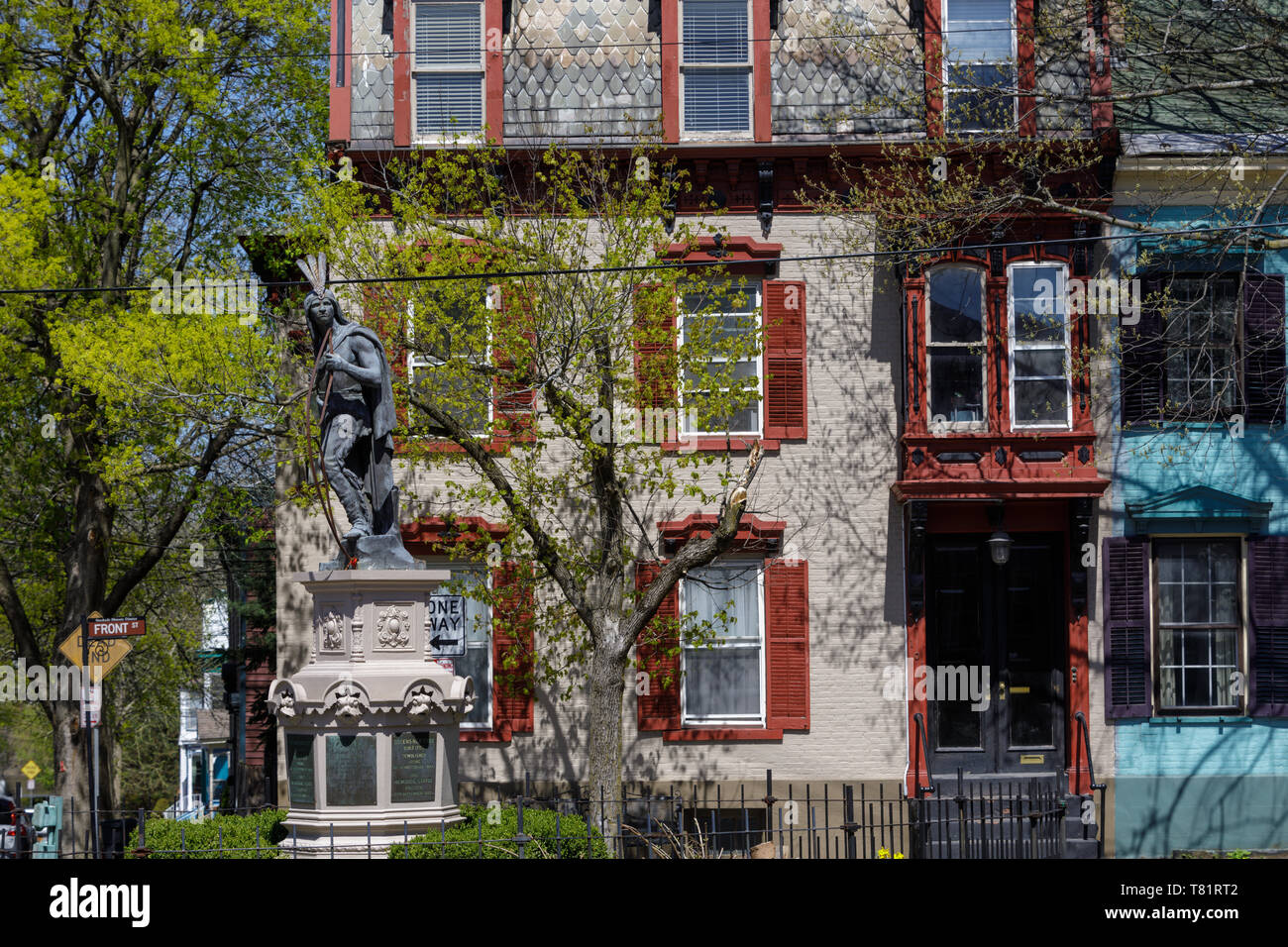 Lawrence indiano cristiana si pone al centro dello storico quartiere Stockade, Schenectady, New York. Foto Stock