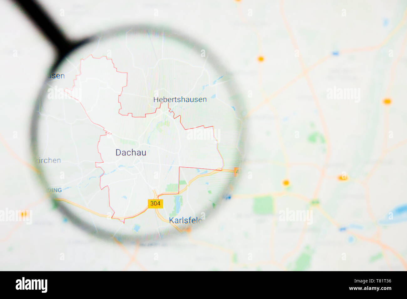 Città di Dachau in Germania, il Land della Baviera visualizzazione concetto illustrativa sullo schermo attraverso la lente di ingrandimento Foto Stock