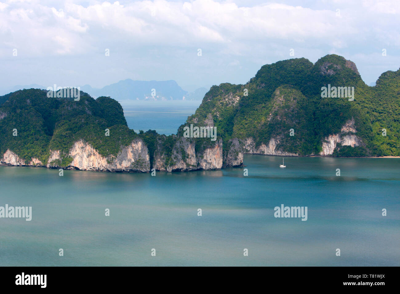 Ko Tao è un'isola in Thailandia. Ristoranti, locali notturni e negozi di immersione cluster in Mae Haad Beach e vicino a Sai Ri Beach Foto Stock