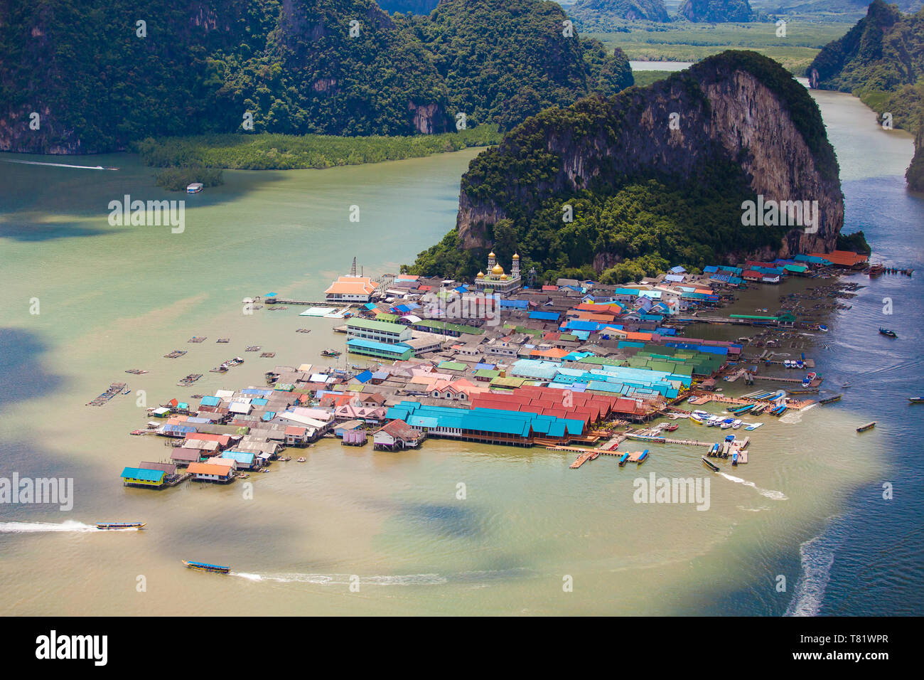 Ko Tao è un'isola in Thailandia. Ristoranti, locali notturni e negozi di immersione cluster in Mae Haad Beach e vicino a Sai Ri Beach Foto Stock