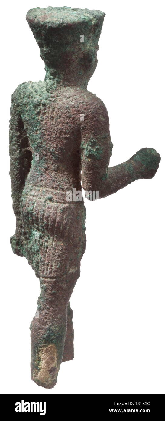 Una statuetta egiziana di Amon o Amon-ra, tardo periodo, circa 600 BC di bronzo con incrostato, patina verde. Il dio in estensione la postura. Parti dell'acconciatura di piume, dello scettro e della crux ansata mancante. Alcune parti con il minimo dei resti di una doratura. Altezza 9 cm. Provenienza: Collezione privata Parigi, acquisita nel corso degli anni settanta/ottanta. storica, storica mondo antico, Additional-Rights-Clearance-Info-Not-Available Foto Stock