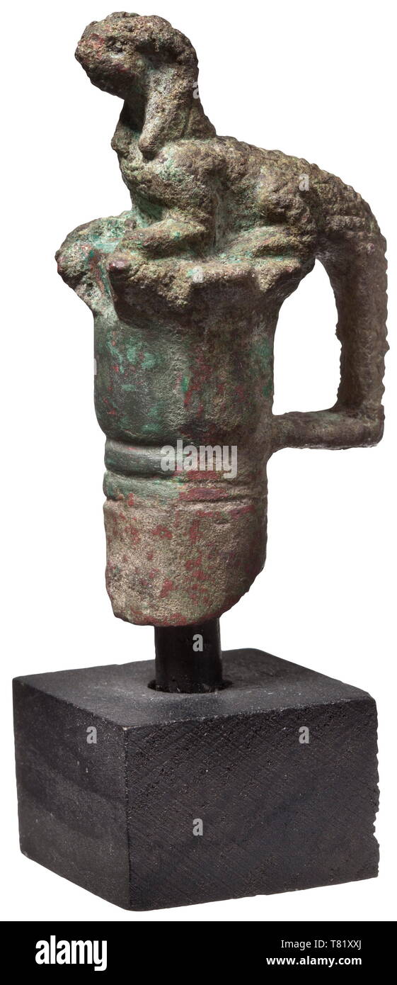 Un coccodrillo egiziano sphinx, periodo greco-romano, 3rd/II secolo a.c. bronzo con patina verde. In alto di un personale. Conformata come una sfinge con la testa di un essere umano o un falco e il corpo di un coccodrillo di riposo, la testa con una apertura per una corona o un copricapo. La faccia leggermente usurate da lucidatura. Connettore femmina rastremata con linea semplice decorazione. Altezza di 6,5 cm. Crocodile sfingi sono noti dal tempio reale di Amenofi III come pure nel tempio di Serapide nel porto tolemaico Berenike città. Provenienza: Collezione privata Parigi, acquisito assortiti, Additional-Rights-Clearance-Info-Not-Available Foto Stock