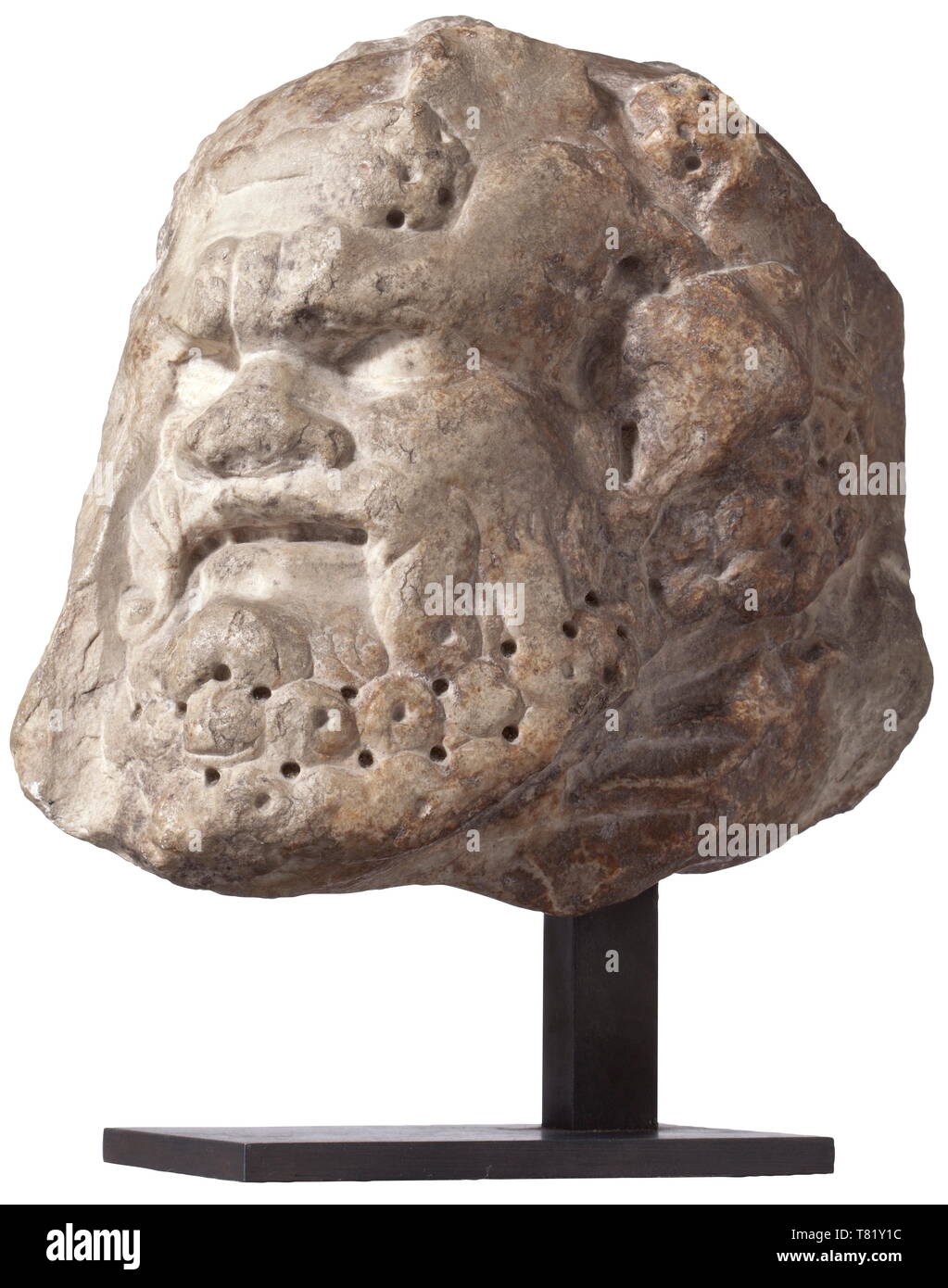 Un rilievo romano della testa di sileno, 2a/3a secolo D.C. è parte di un altorilievo realizzato dal marmo patinato. Espressiva testa con foglie di vite corona, contrassegnate le caratteristiche facciali e una parentesi di barba. Il lato inverso del frammento decorato con un uninterpretable basso rilievo. Un po' battuto e sfregata. Altezza della testa 18 cm. Silenus era il più anziano dei satiri e un figlio del dio Pan (o del messaggero degli dèi Hermes) e mentore di Dioniso, il cui entourage era parte di storici, storico Impero Romano, il mondo antico, dai tempi antichi, un, Additional-Rights-Clearance-Info-Not-Available Foto Stock