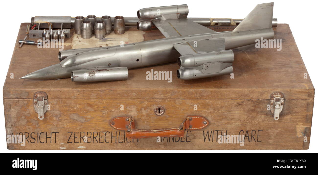 Ernst Heinkel (1888 - 1958) - galleria del vento sul modello del egli 231 (VJ 101A6). Estremamente accurato modello in acciaio del velivolo VTOL, parzialmente cablato per il fissaggio del sensore. Tutte le piastre di controllo, di unità di propulsione e parti del corpo e montata a vite e sostituibile. Lunghezza 70,5 cm, apertura alare 33,5 cm. Nella casella corrispondente, comprese altre ali, piastre di controllo, aeratori per le gondole motore e coni motore nonché il modello del vento del xx secolo, Editorial-Use-solo Foto Stock