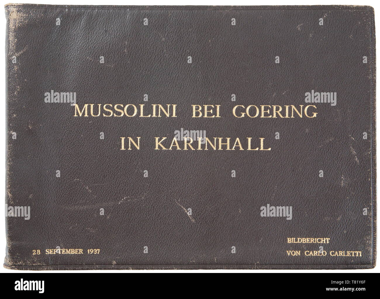 Hermann Göring - un album di foto di Mussolini la visita ufficiale a Carinhall Large Format Photo album (34 x 24 cm) con la copertina in pelle marrone con oro sbalzato 'MUSSOLINI BEI GOERING IN KARINHALL ", " 28 settembre 1937 " e " BILDBERICHT VON CARLO CARLETTI'. Album è costituito da diciotto 17 x 23 cm di foto in bianco e nero. Le foto sono di un informale/stile informale e dispongono di Hermann Göring, Emma Göring, Mussolini, Conte Ciano, Achille Starace, Luftwaffe Generals Milch, Stumpf e Bodenschatz, Paul Schmidt, SS generale Dietrich, e più. Dal possesso di un US officer del 101st un, Editorial-Use-solo Foto Stock