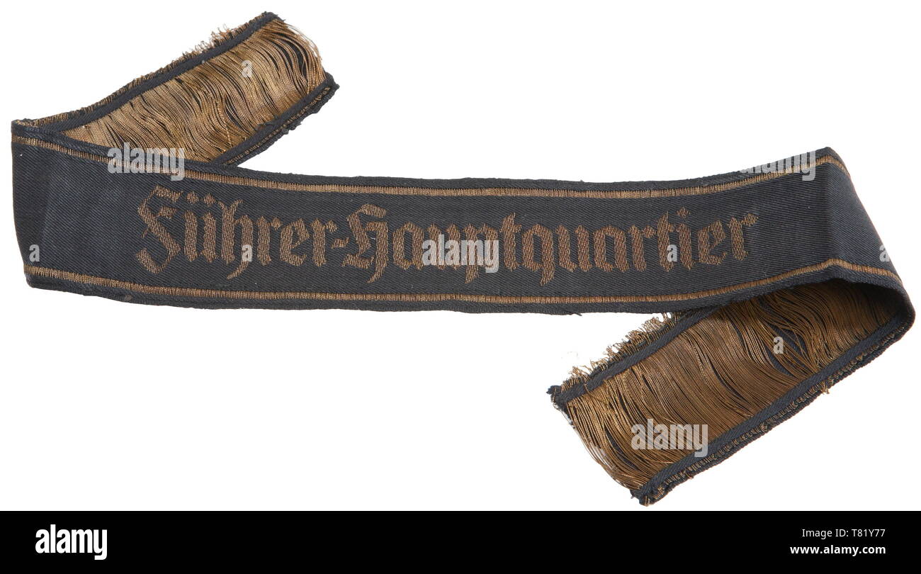 Un sleeveband 'Führerhauptquartier'. 4 cm di larghezza di banda, in tessuto nero seta artificiale con larghe 3 mm oro a filo piatto bordo della filettatura. Macchina-oro tessuti di filo piatto titolo gotico. Inversione di marcia della band visualizza massa di oro allentato filo piatto filetti tipica di macchina problemi di tessuto. Lunghezza 39 cm. USA-partita storica, storica del xx secolo, 1940s, la Wehrmacht, forze armate, esercito, NS, il socialismo nazionale, il nazismo, il terzo Reich, Reich tedesco, Germania, Editorial-Use-solo Foto Stock