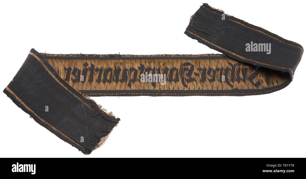 Un sleeveband 'Führerhauptquartier'. 4 cm di larghezza di banda, in tessuto nero seta artificiale con larghe 3 mm oro a filo piatto bordo della filettatura. Macchina-oro tessuti di filo piatto titolo gotico. Inversione di marcia della band visualizza massa di oro allentato filo piatto filetti tipica di macchina problemi di tessuto. Lunghezza 39 cm. USA-partita storica, storica del xx secolo, 1940s, la Wehrmacht, forze armate, esercito, NS, il socialismo nazionale, il nazismo, il terzo Reich, Reich tedesco, Germania, Editorial-Use-solo Foto Stock