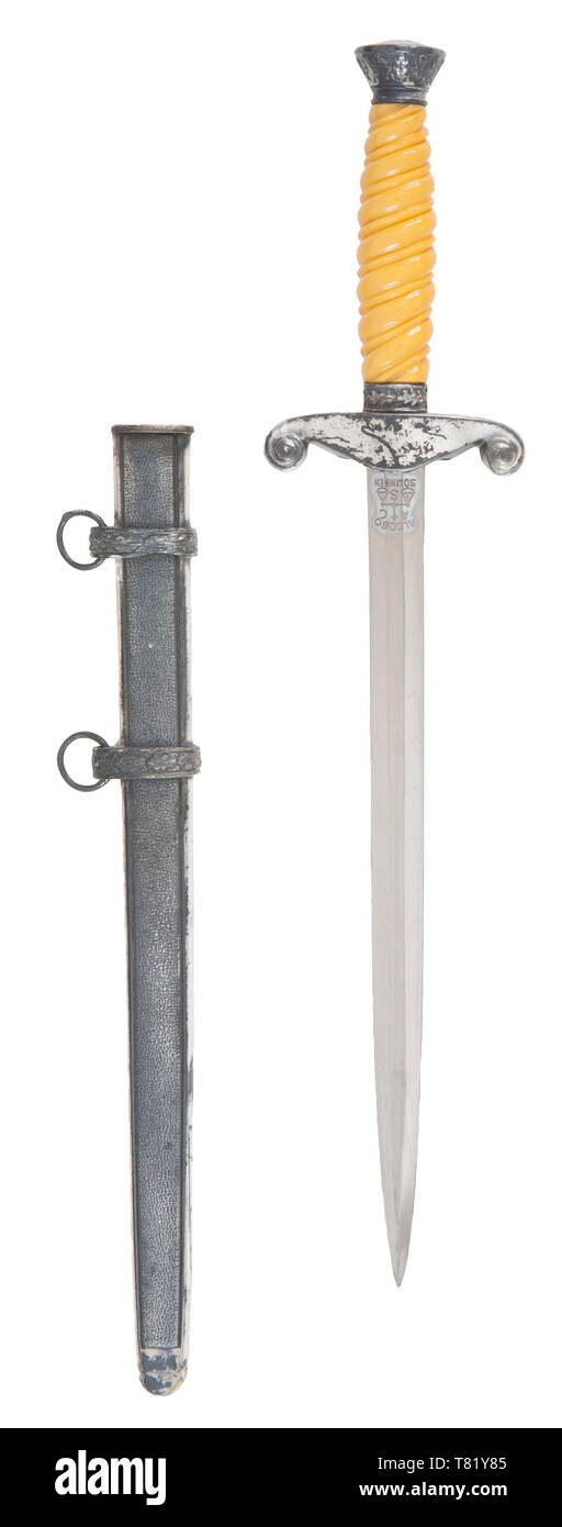Una miniatura del pugnale M 35 per gli ufficiali dell'esercito Maker Alcoso, Solingen. Lama placcata inciso con il marchio del produttore. Placcato in argento pomo e cross-guard, arancione/giallo-colorata impugnatura in plastica. Placcato in argento fodero. Tracce di vernice di fabbrica e la brunitura in tutto. Lunghezza 24 cm. USA-lotto, vedere pagina 4. storica, storica, esercito, eserciti, forze armate, militare, militaria, xx secolo, Editorial-Use-solo Foto Stock