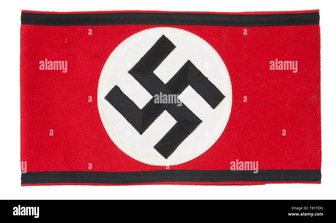 Un bracciale multi pezzo con produzione di lana di colore rosso e base nera nervata swastika. Con un piccolo foro sul retro. USA-lotto, vedere pagina 4. storica, storica del xx secolo, 1930S, 1940s, Waffen-SS Divisione armati delle SS, servizio armato, servizi armati, NS, il socialismo nazionale, il nazismo, il terzo Reich, Reich tedesco, Germania, militare, militaria, utensile e un pezzo di attrezzature, utensili, oggetto, oggetti, alambicchi, clipping, clippings, tagliate, cut-out, intagli, il fascismo, tirannici nazionale socialista, nazista, periodo nazista, Editorial-Use-solo Foto Stock