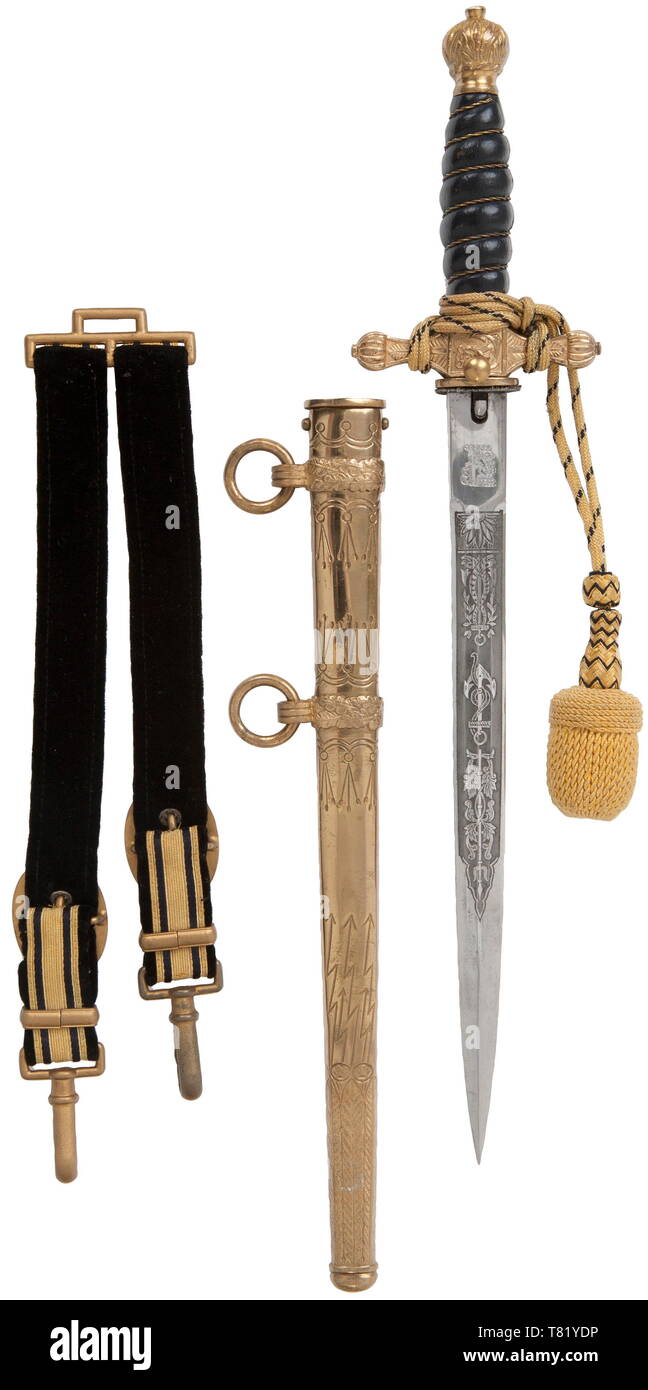 Un pugnale M 38 per i leader della polizia acqua con la spada il nodo e appendiabiti. Maker Eickhorn, Solingen. Lama placcata con un inciso, imbrattata ancora nel mezzo di viticci su entrambi i lati come pure un marchio del produttore sulla ricasso. Cross-guard e pomo a forma di pugnale navale M 29 conservando la maggioranza di doratura. Blu scuro grip di cuoio con wire wrap e applicato dorato emblema della polizia in stile Eickhorn. Fodero con "fulmine" pattern conservando la maggioranza di doratura. Giallo nodo spada intrecciati con blu. Tessuto giallo appendiabiti con blue st, Additional-Rights-Clearance-Info-Not-Available Foto Stock