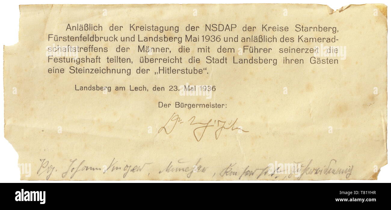 Johann cantante - una litografia del 'Hitlerstube'. Di grande formato con litografia di una rappresentazione di Hitler della cella di Landsberg, firmato in basso a destra "Büglmeier Landsberg', parte inferiore sinistra con 'KB' monogram per Konrad Büglmeier (1901 - 1984). La finitura opaca con una mano-presentazione scritta dedizione 'In Erinnerung an die gemeinsame Festungshaft zu Landsberg a./L. - Adolf Hitler' (in memoria della prigionia condivisa di Landsberg sul Lech - Adolf Hitler), e porta anche le firme di Emile Maurice, Rudolf Heß Wimmer, Kastner, Hans Haug, Julius Schaub e von Moltke. 50 x 37,5, Editorial-Use-solo Foto Stock