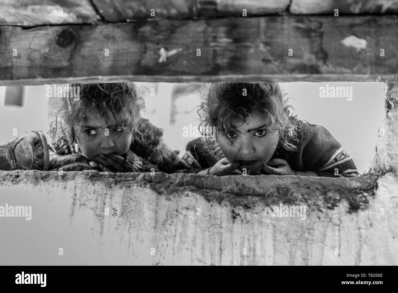 Kullu, Himachal Pradesh, India - 01 Aprile 2019 : foto di bambini nella loro casa in villaggio himalayano - Foto Stock