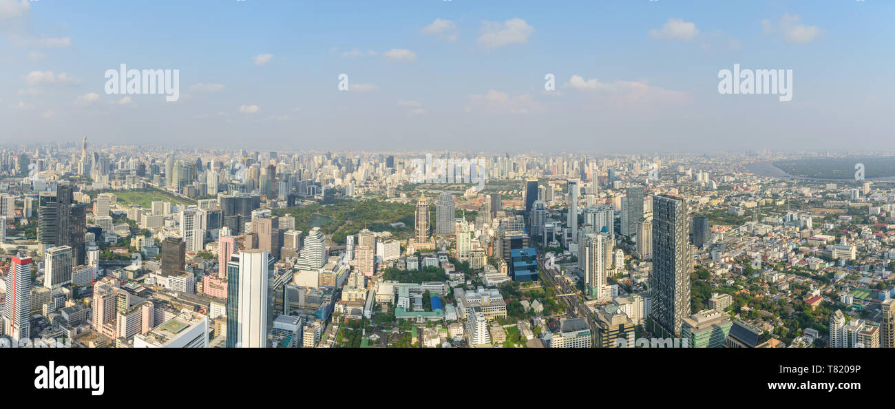 Panorama di alta vista della città nel tempo del tramonto / circle panoramica della città Foto Stock