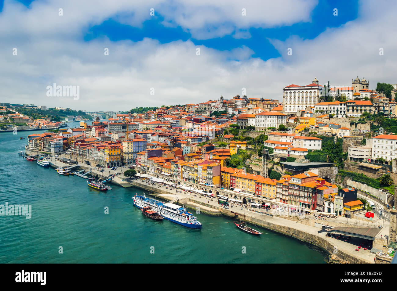 Porto, Portogallo: Promenade in Cais de Ribeira lungo il fiume Duoro in Porto città vecchia Foto Stock