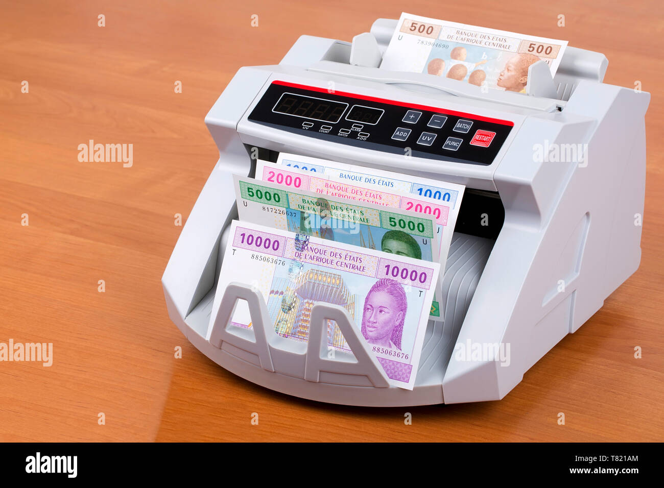 Africa centrale di denaro in una macchina di conteggio Foto Stock