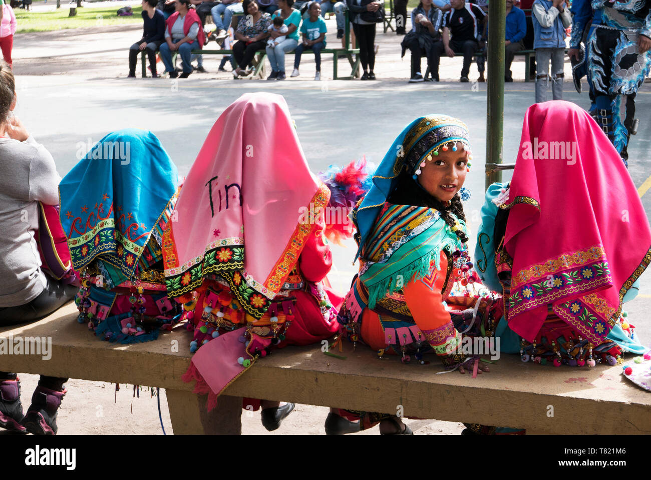 I parchi sono ben utilizzati in Quito Ecuador, ragazze danza in abito nazionale o giocare a pallavolo di una serata.Il vestito indigenos è usurato Foto Stock