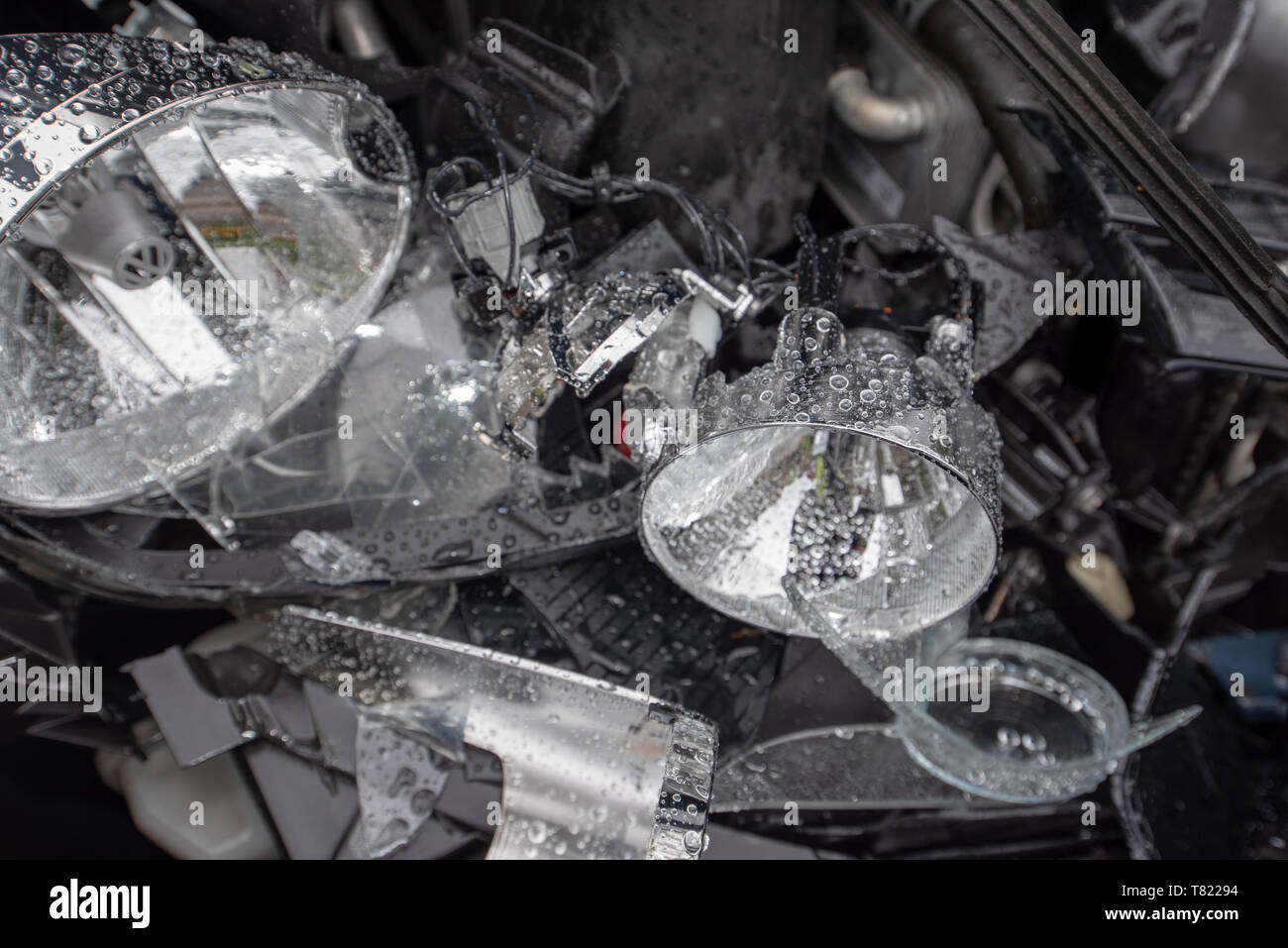 Volkswagen Golf. Car crash i danni e i dettagli. Testa sul veicolo incidente. Nastro di polizia e incidente auto sfondo. Foto Stock