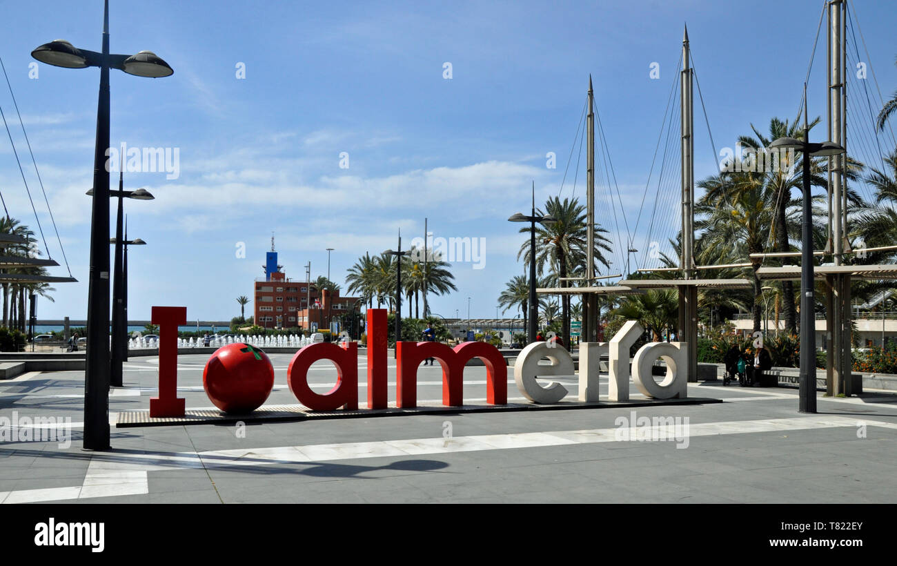 "Mi piace Almeria' enunciato per i turisti a grandi lettere sulla Avenida Federico Garcia Lorca in Almeria città portuale. Foto Stock