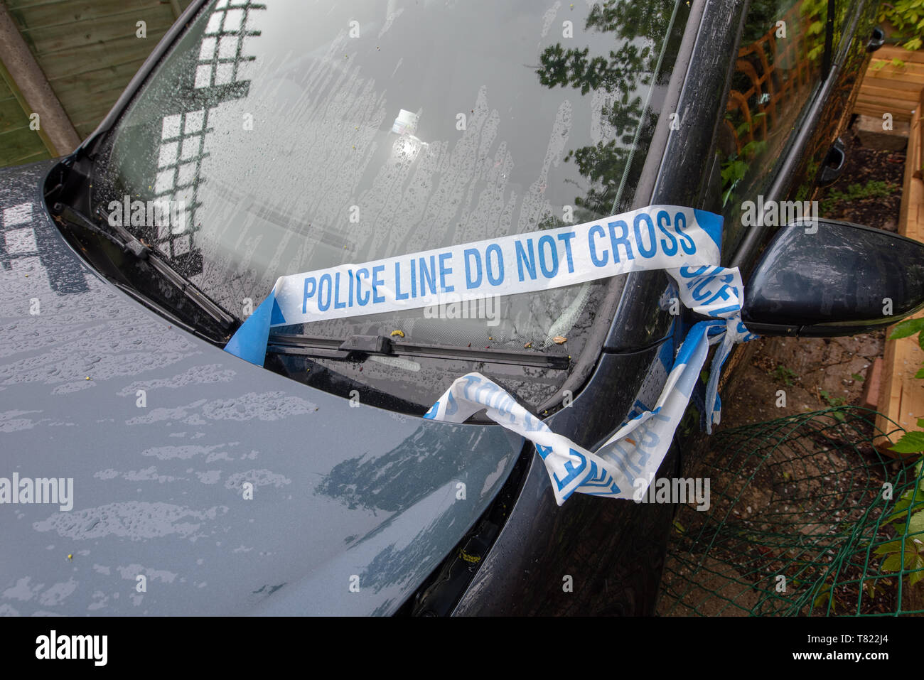 Volkswagen Golf. Car crash i danni e i dettagli. Testa sul veicolo incidente. Nastro di polizia e incidente auto sfondo. Foto Stock