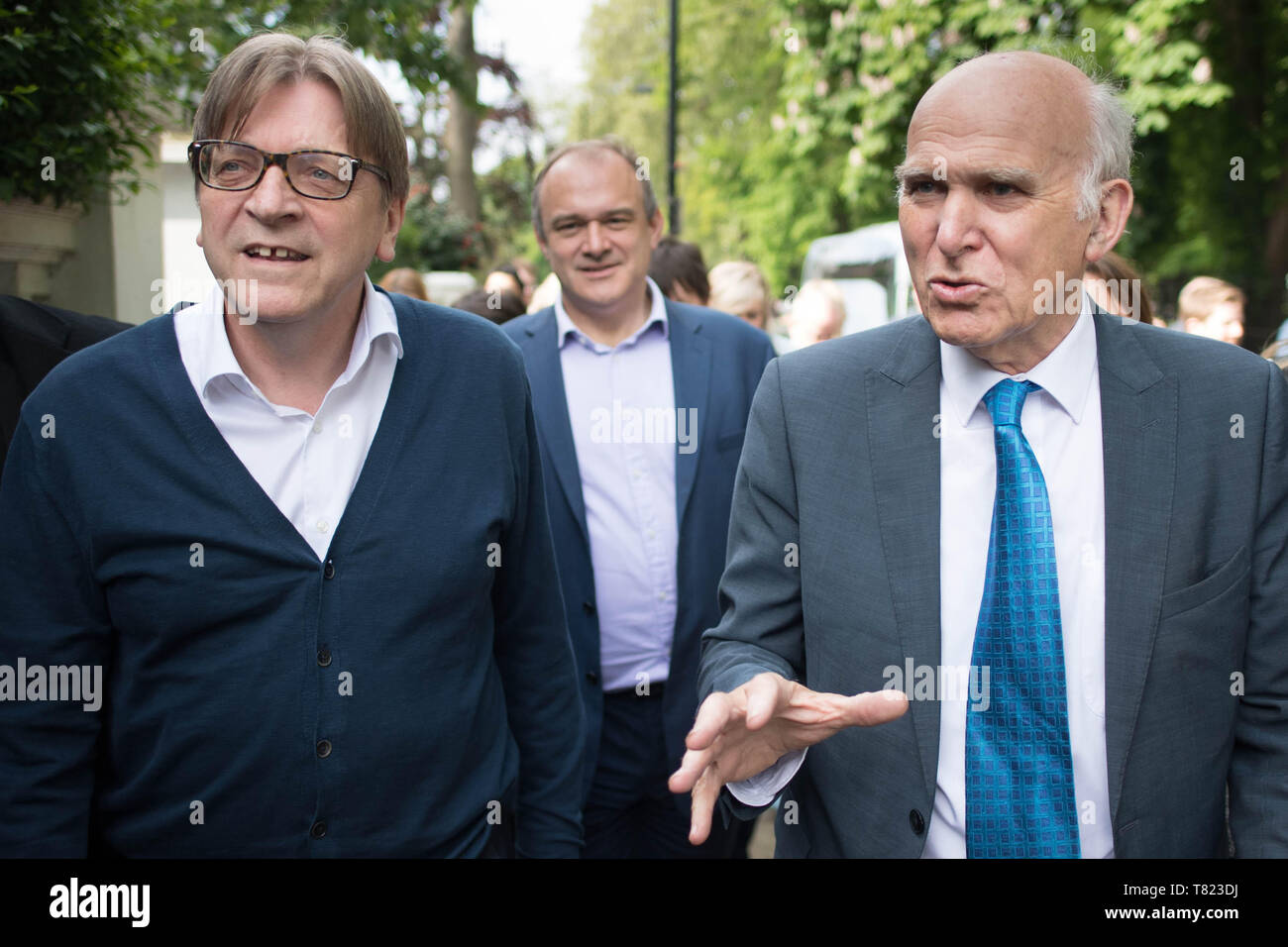 (Da sinistra a destra) Parlamento europeo's Brexit Co-ordinator Guy Verhofstadt, passeggiate con Ed Davey, Lib Dem MP per Kingston & Surbiton e Lib Dem Sir leader cavo vince a Londra durante la loro unione europea campagna elettorale. Foto Stock