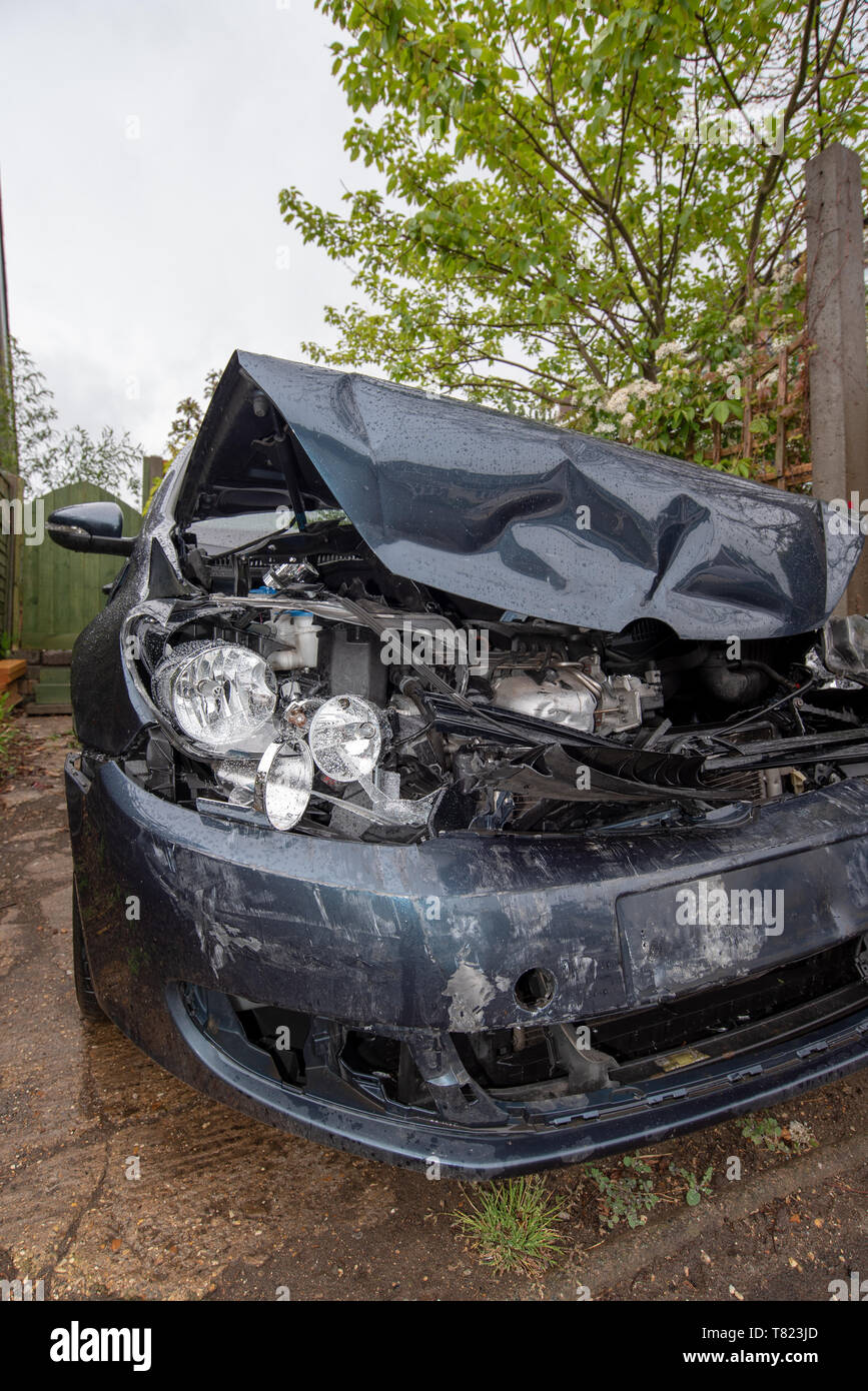Volkswagen Golf. Car crash i danni e i dettagli. Testa sul veicolo incidente. Nastro di polizia e incidente auto sfondo. Foto Stock