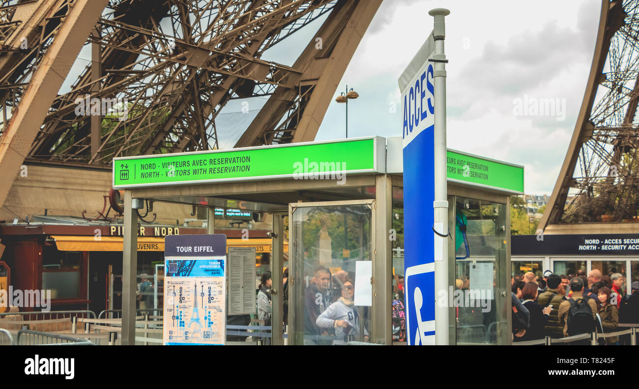 Parigi, Francia - 8 Ottobre 2017: Attesa atmosfera intorno a un worm di entrata per i visitatori della torre Effeil sulla caduta di un giorno Foto Stock