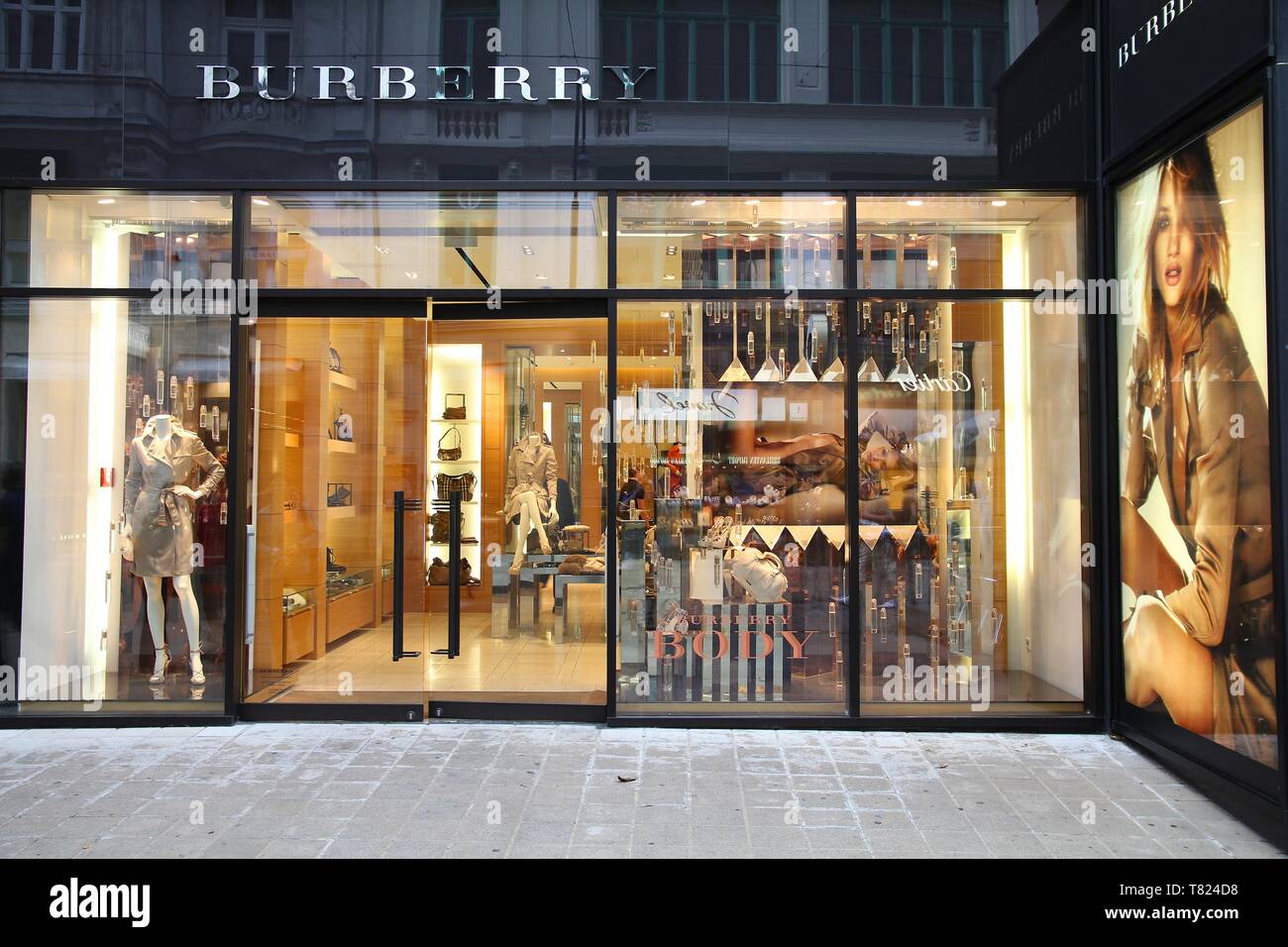 People shopping burberry store immagini e fotografie stock ad alta risoluzione Alamy
