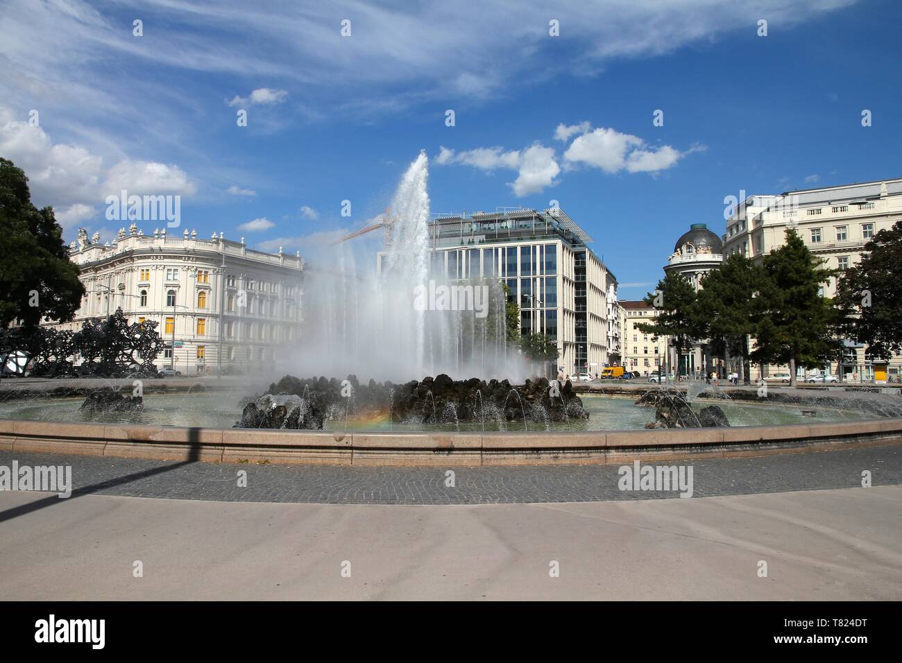 Vienna, Austria - Hochstrahl fontana (Hochstrahlbrunnen) presso Schwarzenberg quadrato (Schwarzenbergplatz). Il centro storico è un sito Patrimonio Mondiale dell'UNESCO. Foto Stock