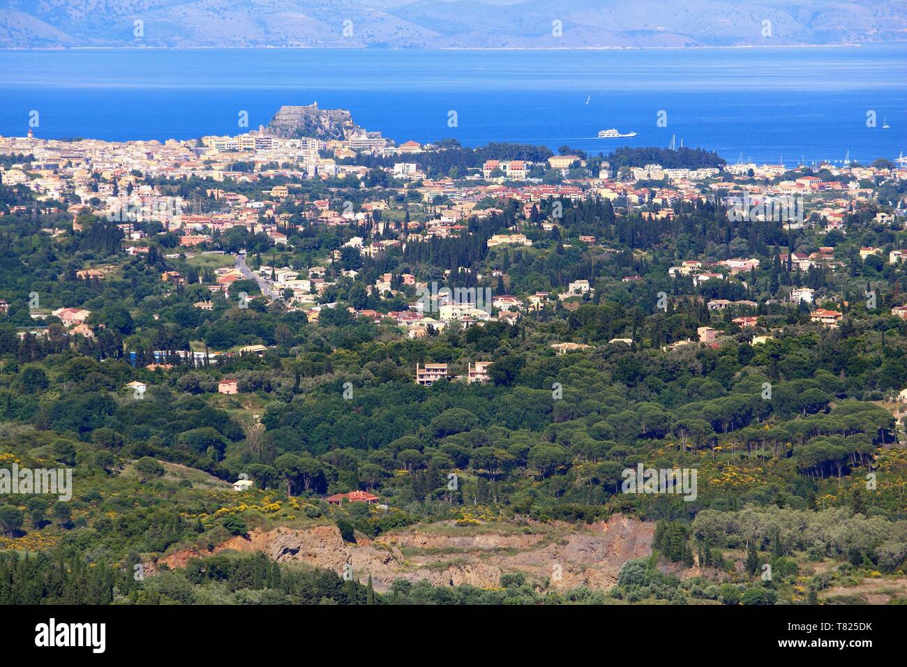 L'isola di Corfù Panorama - vista dal Kaiser Throne si affacciano verso la città di Corfù. Foto Stock