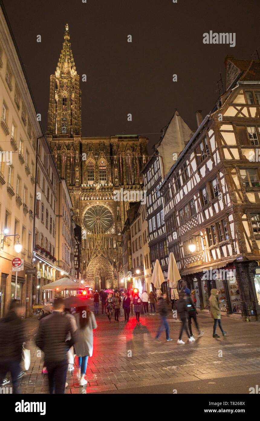 Francia, Bas Rhin, Strasburgo, città vecchia elencati sulla lista del Patrimonio Mondiale dell'UNESCO, Mercière street e la cattedrale Foto Stock