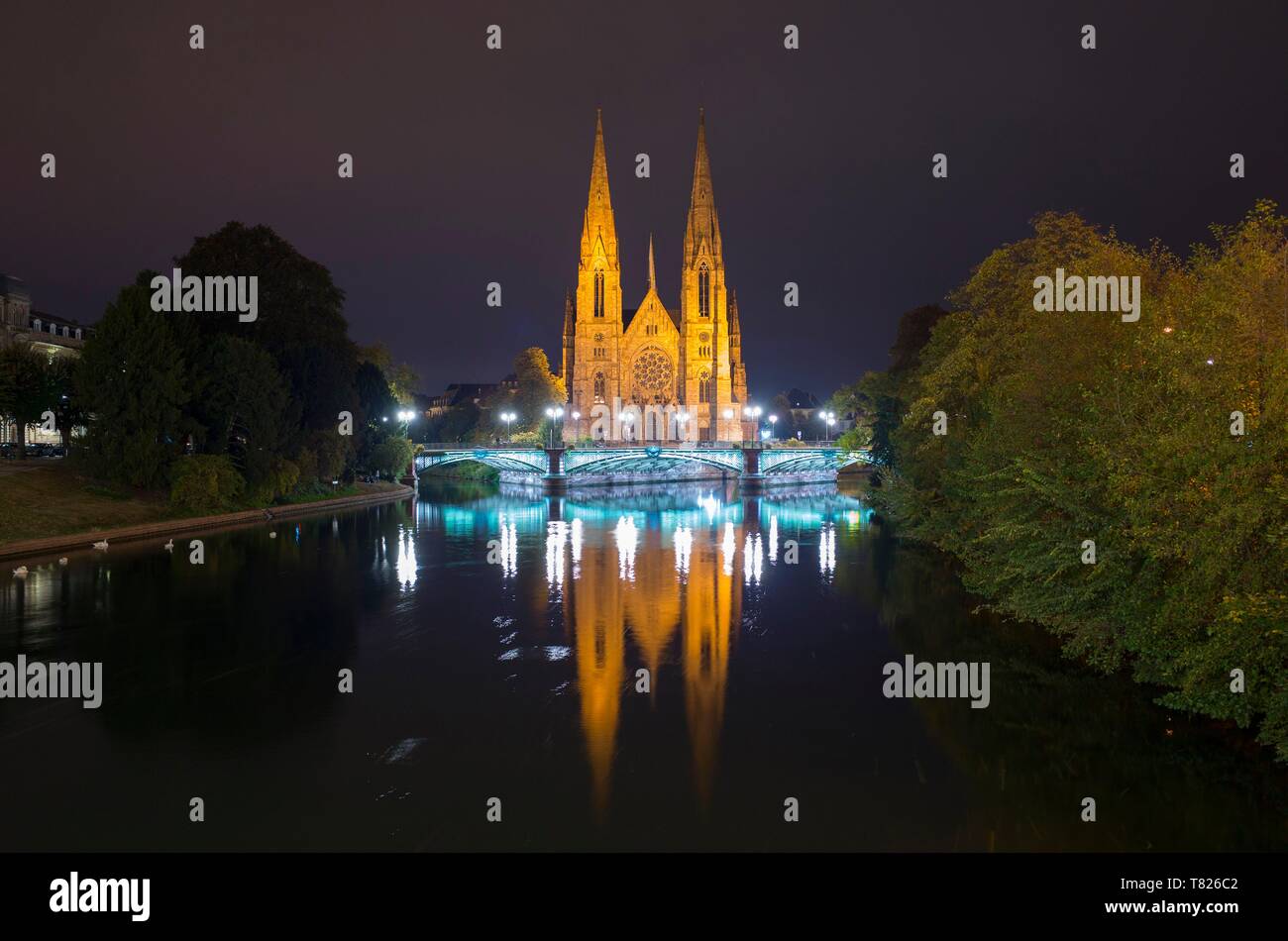 Francia, Bas Rhin, Strasburgo, quartiere tedesco elencati sulla lista del Patrimonio Mondiale dell'UNESCO, San Paolo lutherian chiesa e riflessione nel fiume Ill Foto Stock
