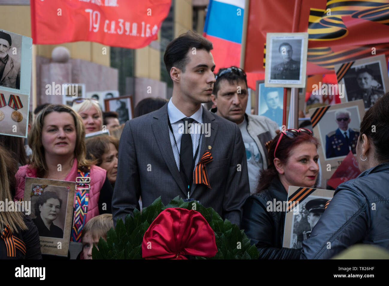 Un uomo visto tenendo un ciondolo durante la celebrazione. I partecipanti hanno celebrato il 74º anniversario della vittoria contro i nazisti dall URSS nella II Guerra Mondiale prendendo parte ad un battaglione immortale marzo. I partecipanti sfilavano con le immagini dei loro parenti che hanno perso la vita nella guerra di farle onore. Foto Stock