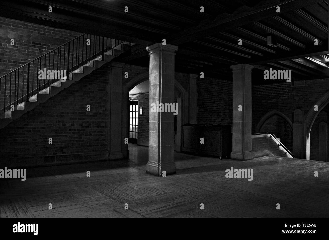 Toronto, Canada - 20 10 2018: interni dello storico Hart House building all'Università di Toronto con colonne e scala con qualche raggio di luce Foto Stock