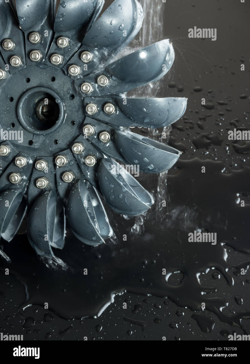 Acqua di Pelton turbina per generare elettricità da energia idroelettrica con acqua Foto Stock