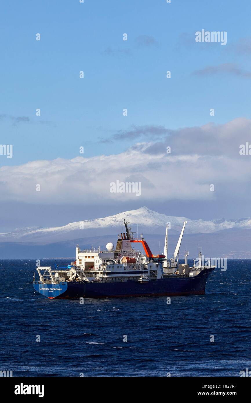 Francia, Oceano Indiano, Terre australi e antartiche francesi, Marion Dufresne (alimentazione e nave oceanografica del TAAF), Isole Kerguelen, la nave ancorata a Port-aux-Français con la penisola di Ronarc'h in background Foto Stock