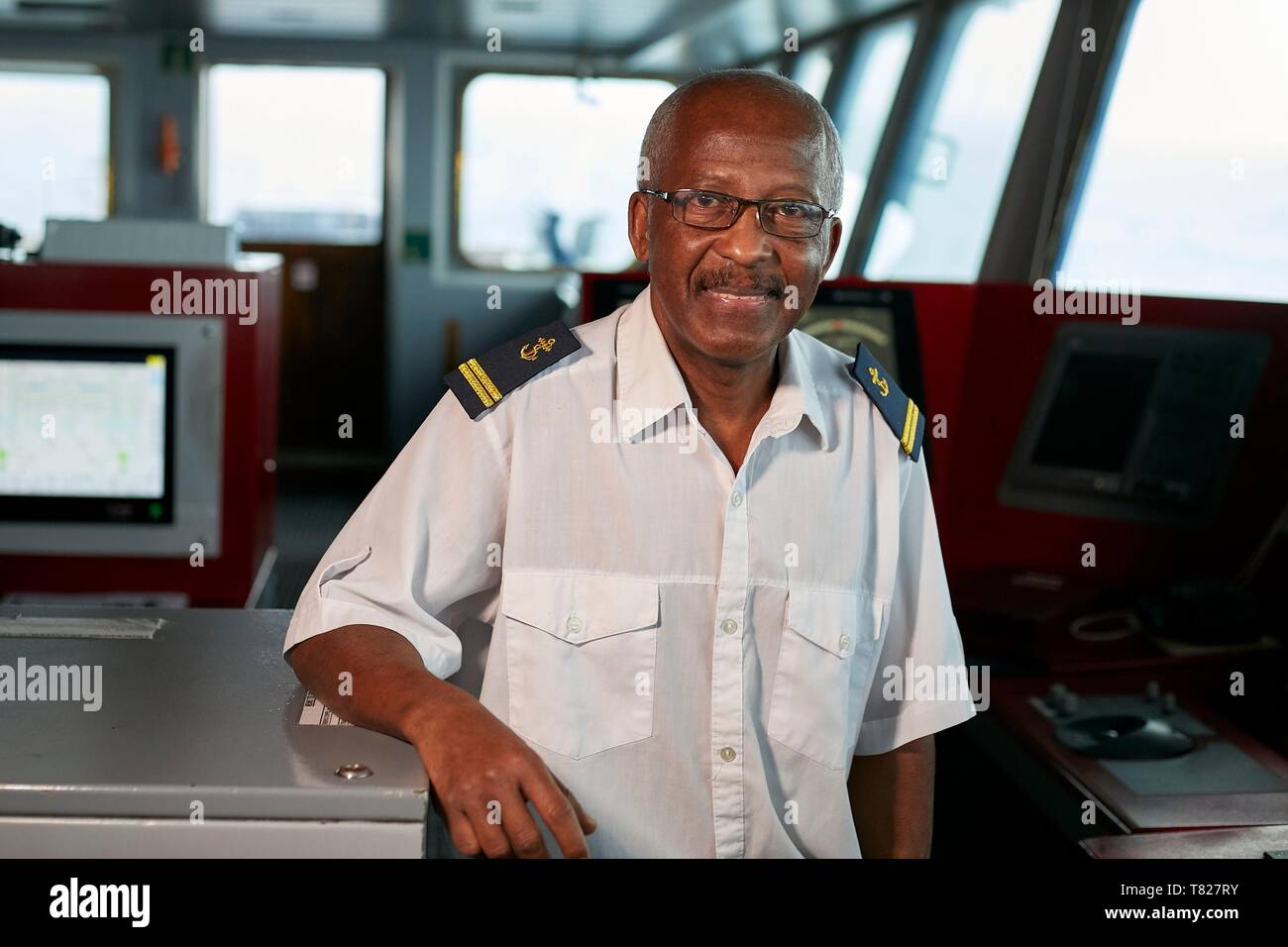 Francia, Oceano Indiano, Terre australi e antartiche francesi, a bordo della Marion Dufresne II (alimentazione e nave oceanografica del TAAF). Jean-Jacques RAFIOU ZOUBEIR (posizione di navigazione) in corrispondenza del ponte. Egli è il primo un malgascio per diventare un ufficiale a bordo di Marion Dufresne Foto Stock