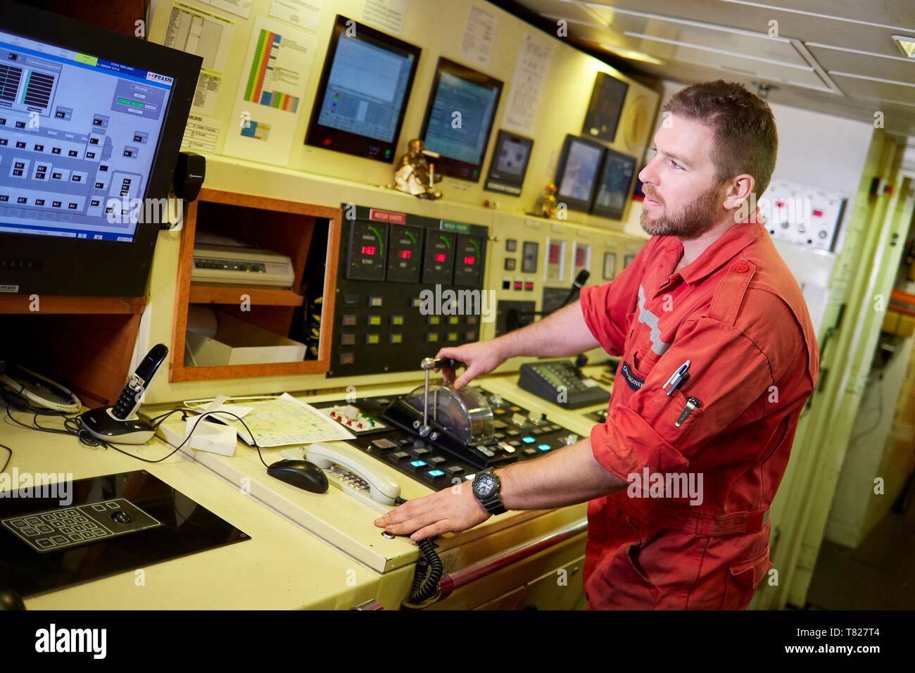 Francia, Terre Australi e Antartiche Francesi (TAAF), Marion Dufresne II (alimentazione e nave oceanografica del TAAF), tra Crozet e Kerguelen, nella sala di controllo, Florian Roquette (capo meccanico), dispone di tutti gli elementi di funzionamento della macchina Foto Stock