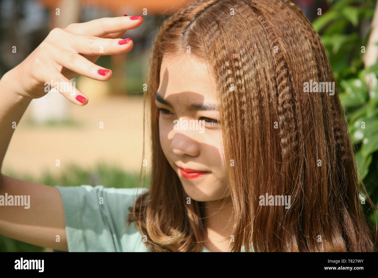 Una inquadratura ravvicinata di una ragazza utilizzando le sue mani di ombra Foto Stock