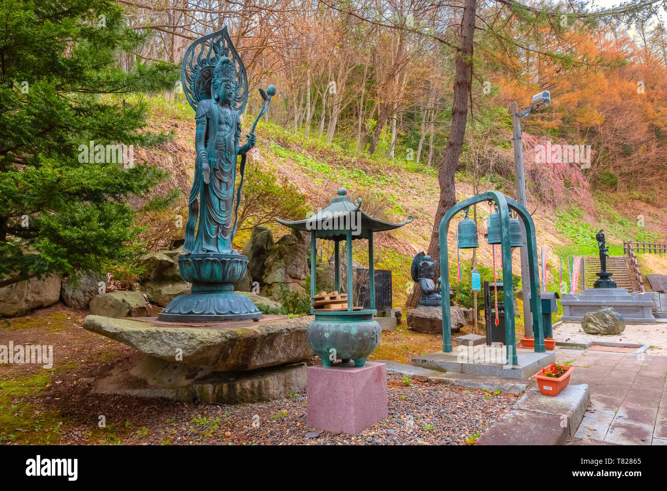 Aomori, Giappone - 24 Aprile 2018: Statue di Buddha a Seiryu-ji tempio Buddista fondata da Ryuko APD in 1982, casa di più grande bronzo seduto statua del Buddha, Foto Stock