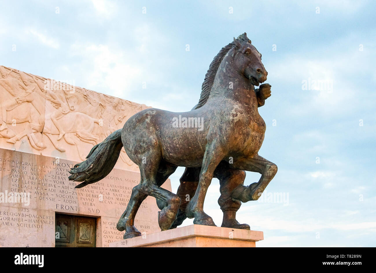 Monumento ai Caduti di Siracusa in Africa. (Siracusa - Italia) Foto Stock