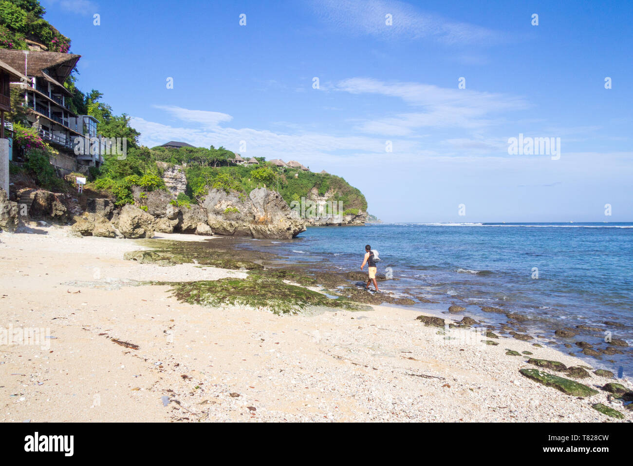 Pescatore che trasportano un netto a piedi lungo Bingin Beach, Bali, Indonesia Foto Stock