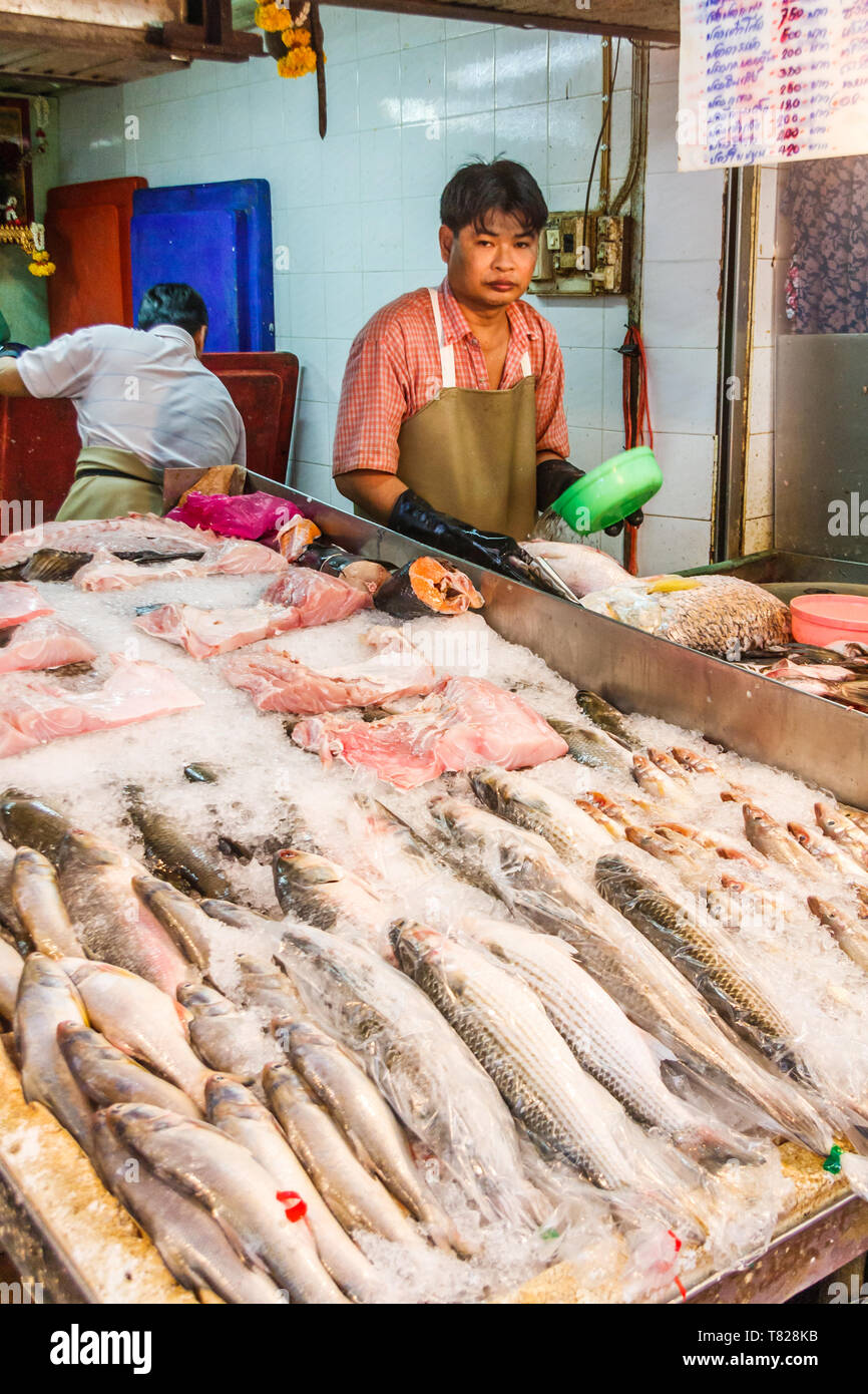 Bangkok, Tailandia - 21 aprile 2011. Pesce su un pescivendoli stallo. Il pesce è un cibo popolare. Foto Stock