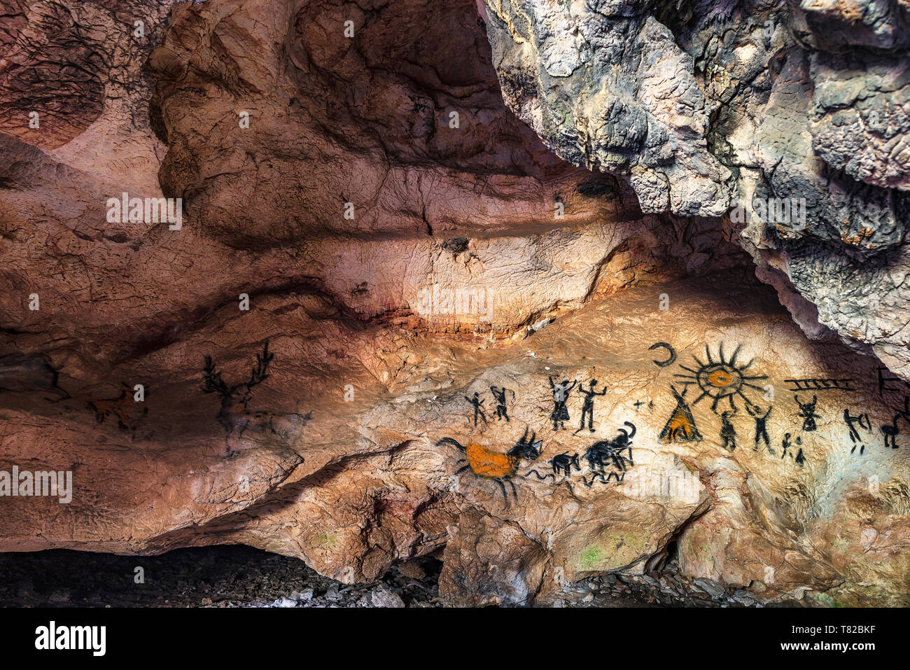 Disegno di un antica età della pietra uomo in una grotta. La pittura di epoca preistorica. Foto Stock