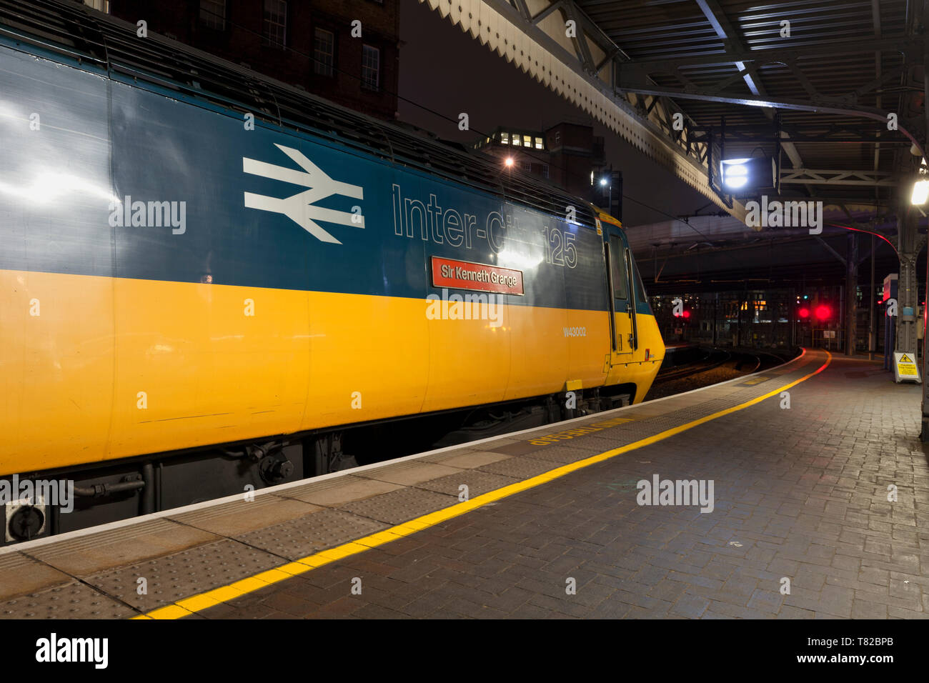 Portando l'originale inter-city 125 livrea applicata a contrassegnare la corsa verso il basso della flotta, 43002 Sir Kenneth Grange attende a Londra Paddington station Foto Stock