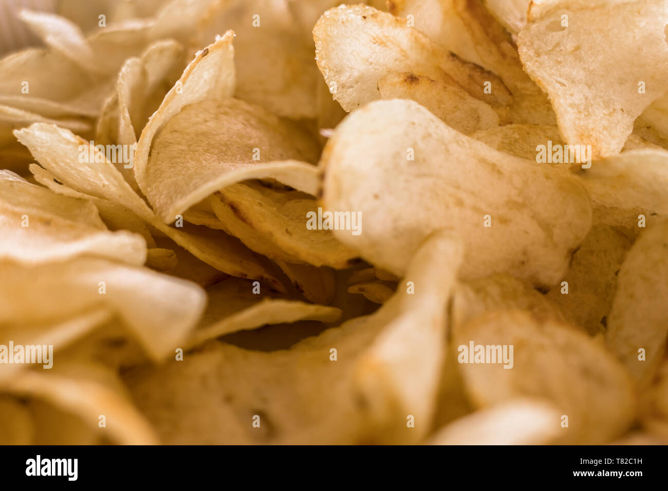 Patatine croccanti golden pattern. Giallo salati potato chips come sfondo. Foto Stock