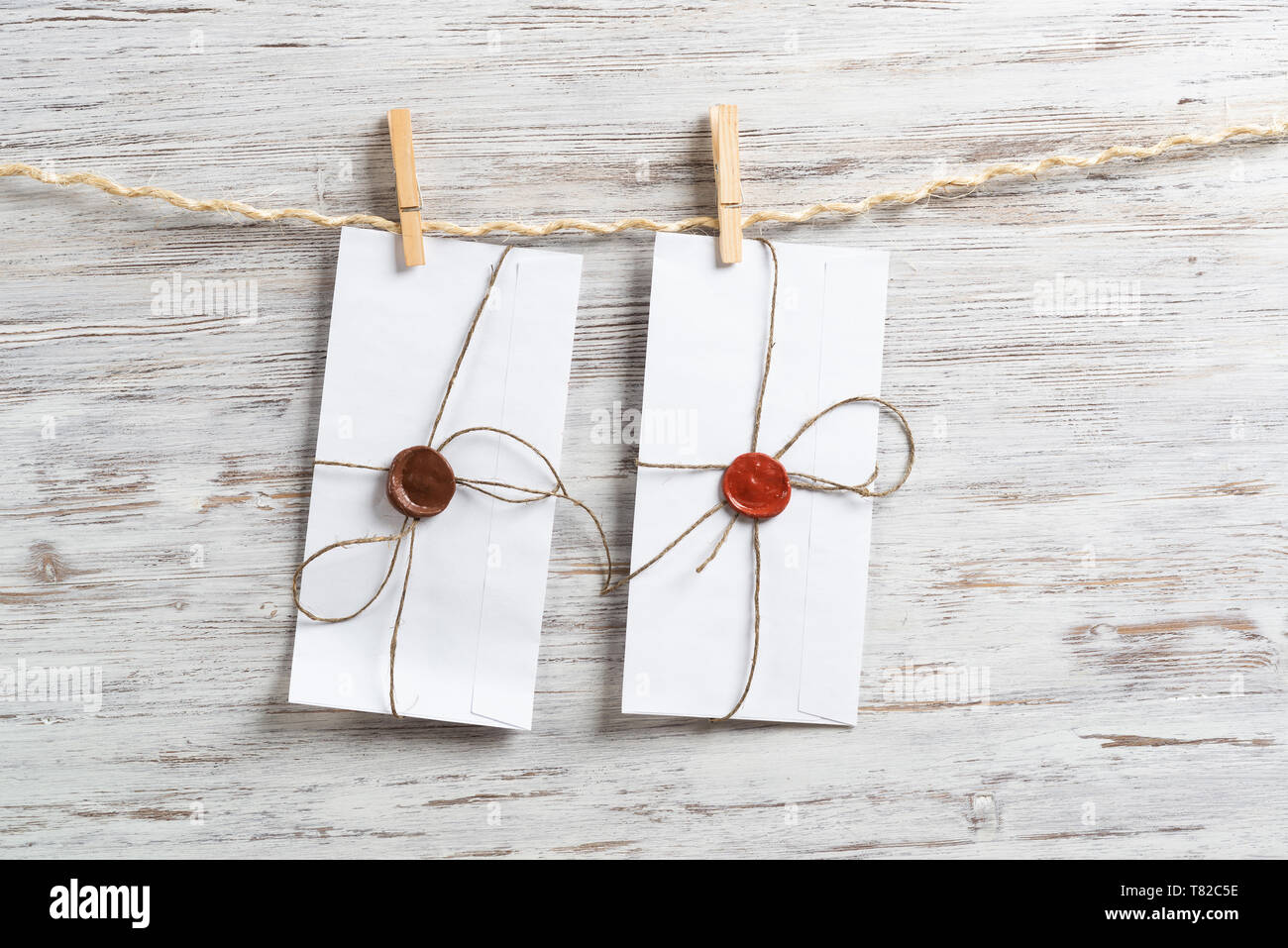 White classic buste appeso alla corda di spago Foto Stock