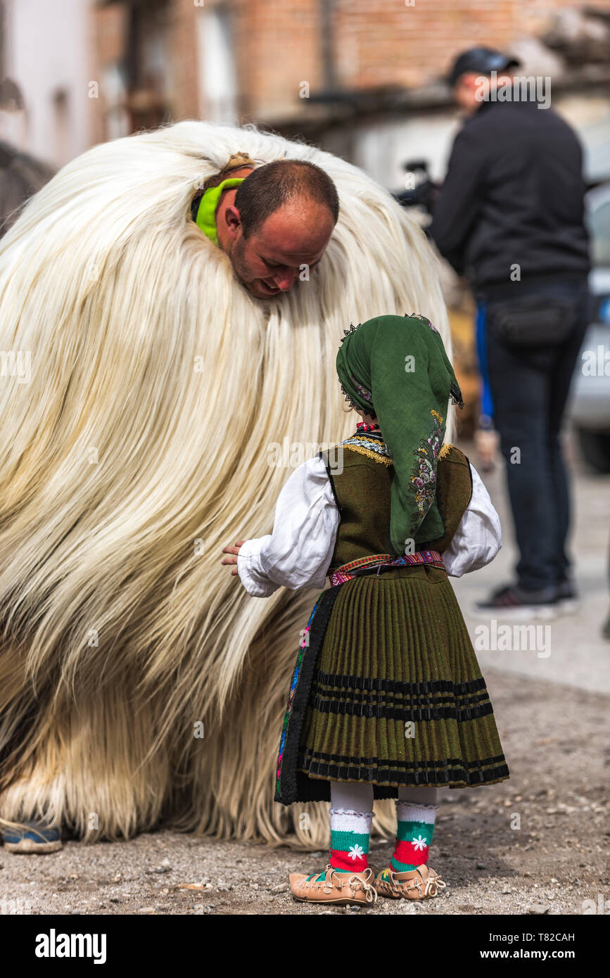 Eleshnitsa, Bulgaria - 28 Aprile 2019: momento dal Festival nazionale durante le festività di Pasqua, presenta le tradizioni del bulgaro Kuker giochi. Foto Stock