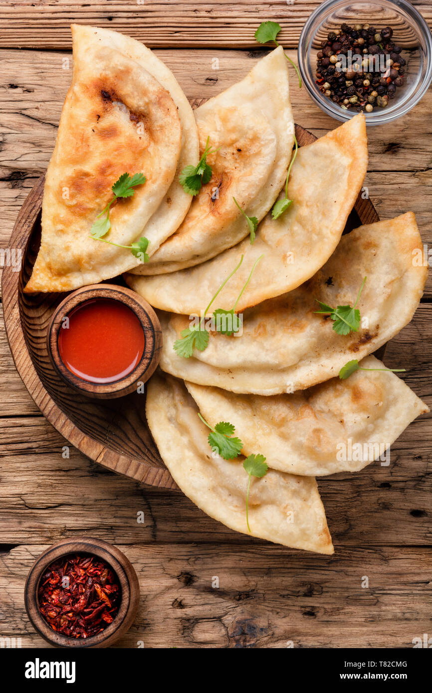 Cheburek, patty azzimo farcite con carne tritata.cucina caucasica -cheburek con carne Foto Stock